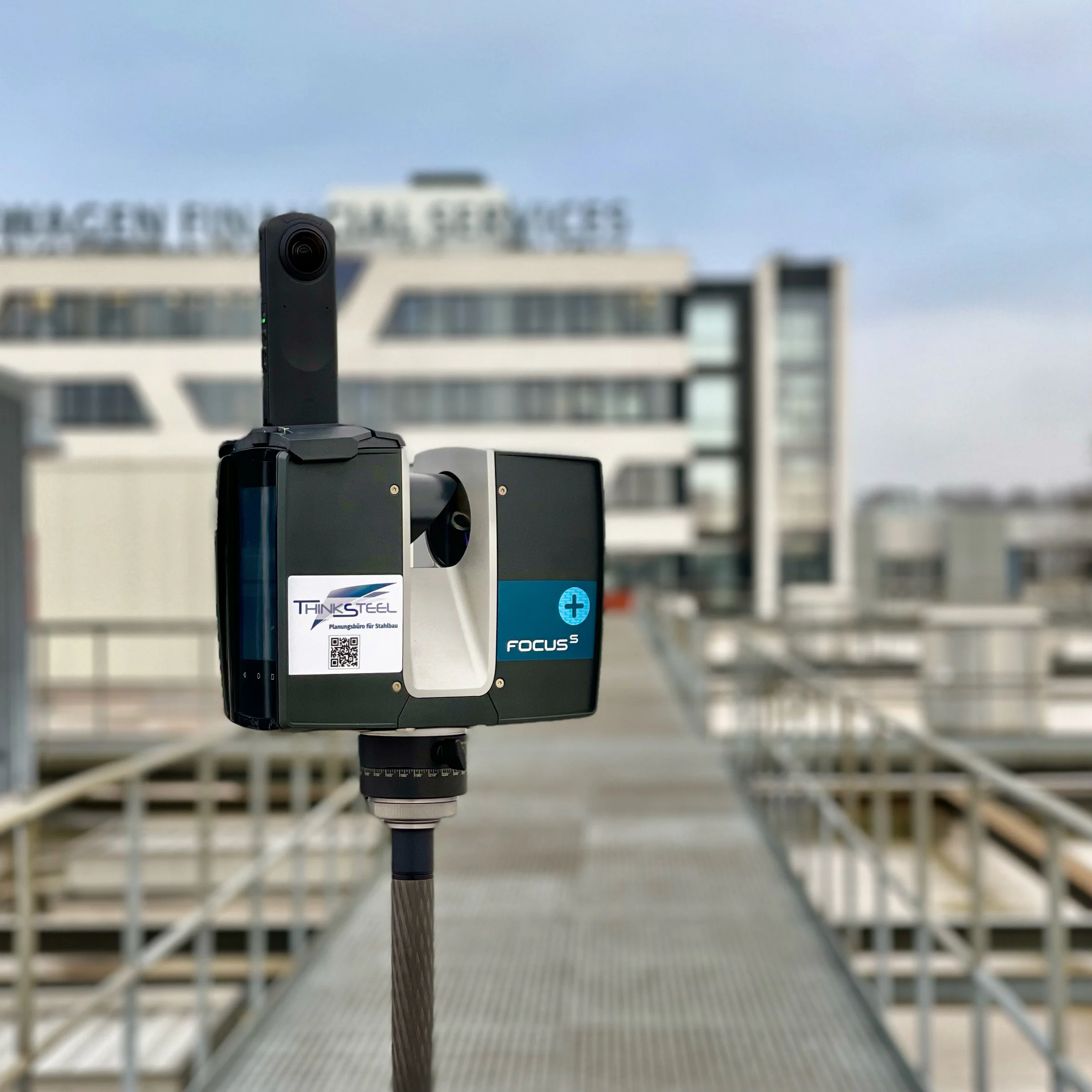 Laserscanner bei der Erfassung einer industriellen Dachanlage